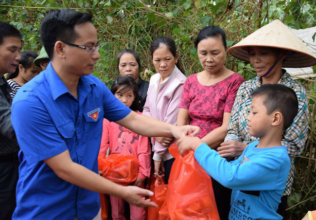 Hoa hậu Ngọc Hân, Mỹ Linh phát 1.000 túi thực phẩm tự tiêu hủy