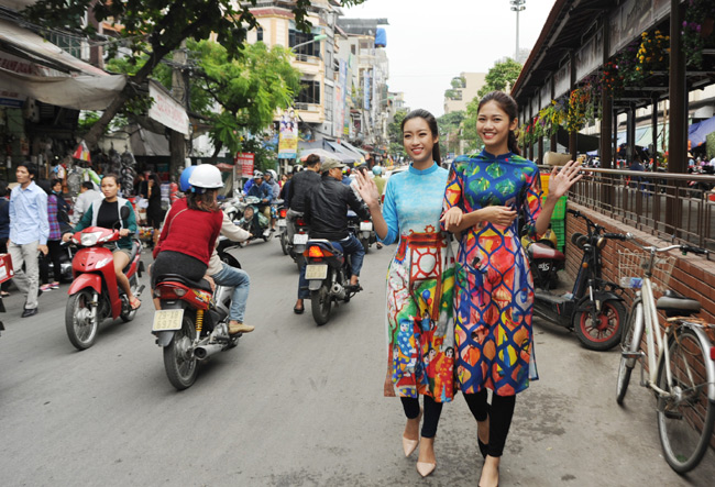 Hoa hậu Ngọc Hân, Mỹ Linh phát 1.000 túi thực phẩm tự tiêu hủy