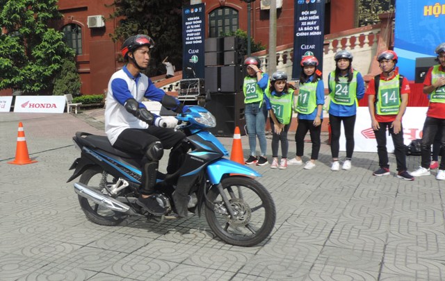 Sinh viên Thủ đô thi lái xe mô tô giỏi, an toàn