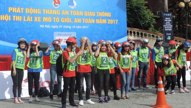 Sinh viên Thủ đô thi lái xe mô tô giỏi, an toàn