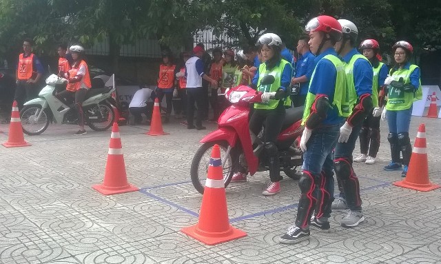 Sinh viên Thủ đô thi lái xe mô tô giỏi, an toàn