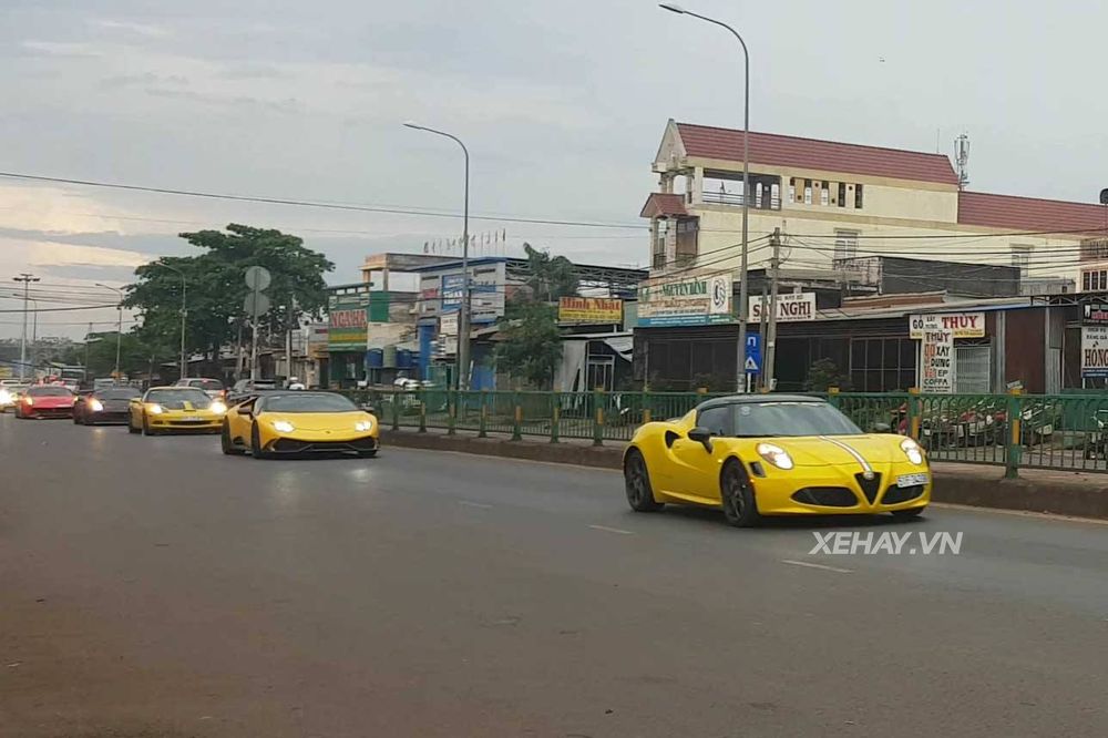 Giới chơi xe hứng khởi với hành trình siêu xe 1.000 km của Vietnam Team