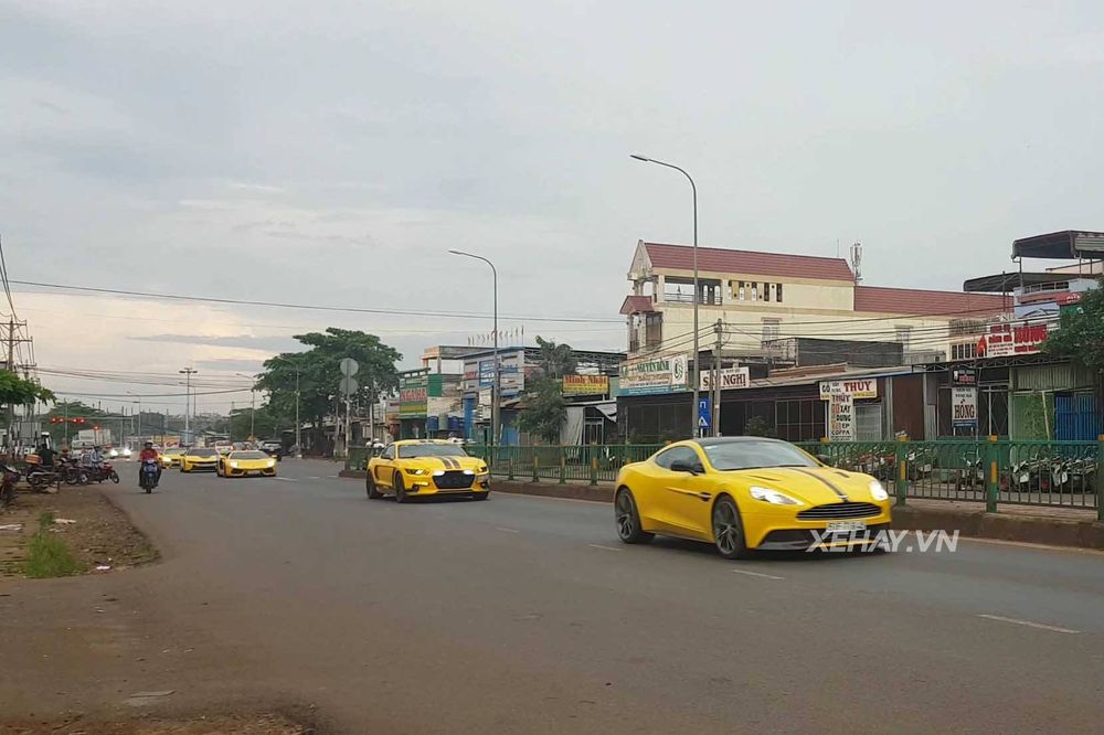 Giới chơi xe hứng khởi với hành trình siêu xe 1.000 km của Vietnam Team