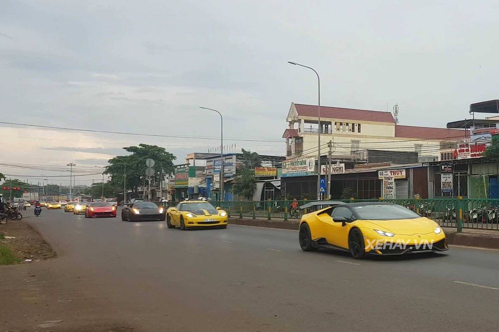 Giới chơi xe hứng khởi với hành trình siêu xe 1.000 km của Vietnam Team