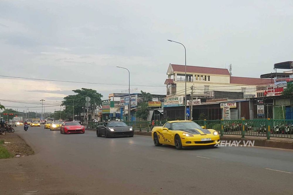 Giới chơi xe hứng khởi với hành trình siêu xe 1.000 km của Vietnam Team