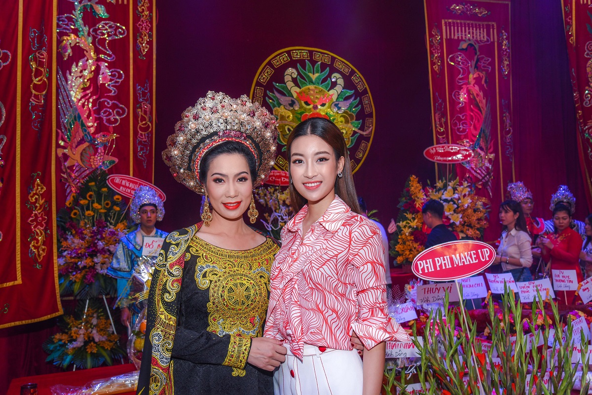 Hoa hậu Đỗ Mỹ Linh giản dị dự lễ cúng Tổ nghiệp