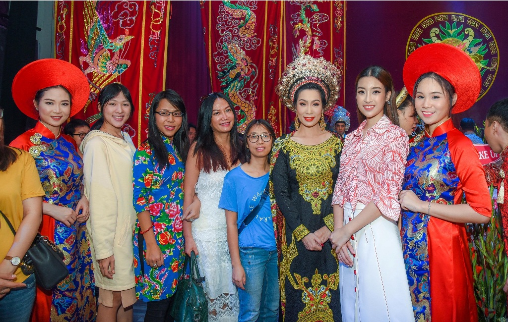 Hoa hậu Đỗ Mỹ Linh giản dị dự lễ cúng Tổ nghiệp