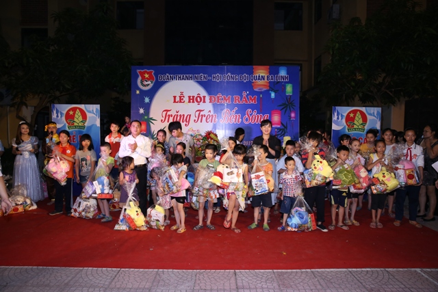 Quận đoàn Ba Đình trao 120 suất quà cho các em thiếu nhi có hoàn cảnh khó khăn