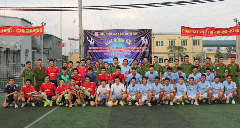Thầy và trò Học viện An ninh nhân dân cùng  ra sân