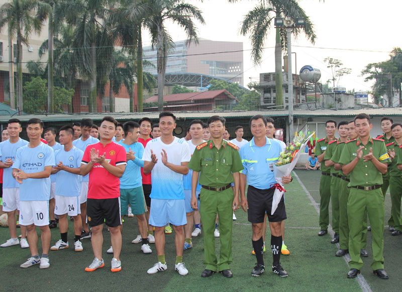 Thầy và trò Học viện An ninh nhân dân cùng  ra sân 