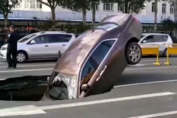 Siêu xe Rolls-Royce sa vào hố “tử thần” ở Trung Quốc
