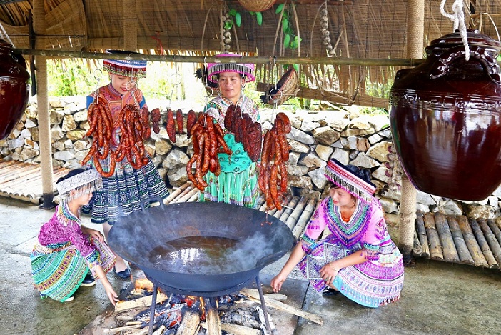 Lên cáp treo Fansipan ngắm hoa tam giác mạch mùa lễ hội