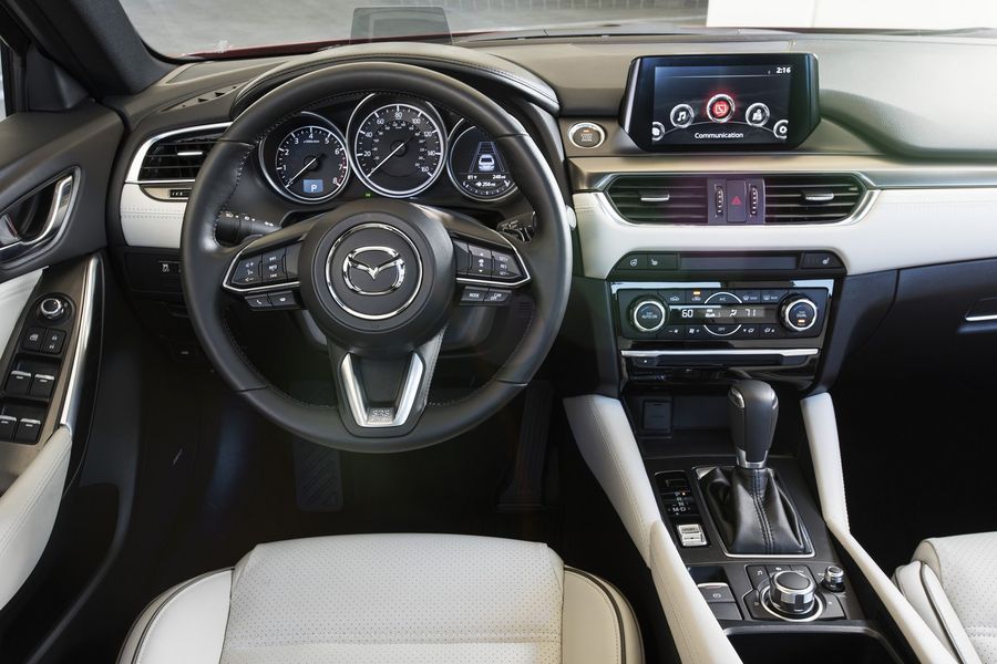 Cạnh tranh trực tiếp với Accord 2018, Mazda6 mới có giá chỉ từ 499 triệu VNĐ