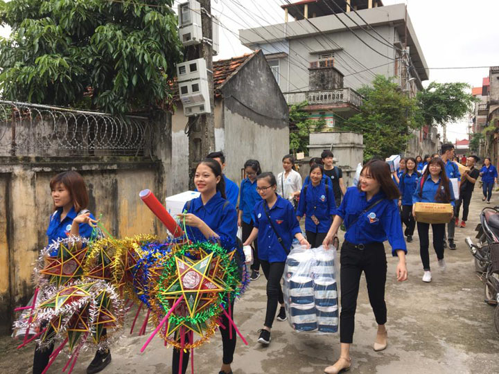 Món quà Trung thu yêu thương từ sinh viên Viện Đại học Mở Hà Nội