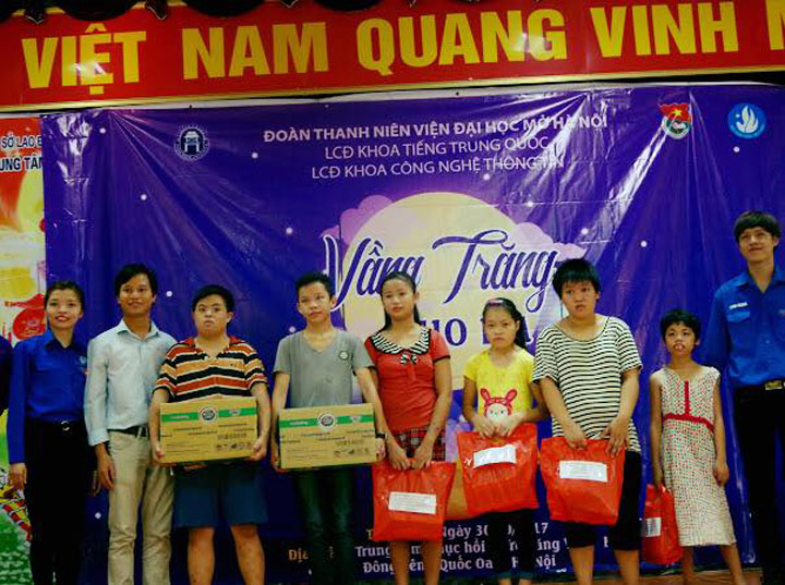 Món quà Trung thu yêu thương từ sinh viên Viện Đại học Mở Hà Nội