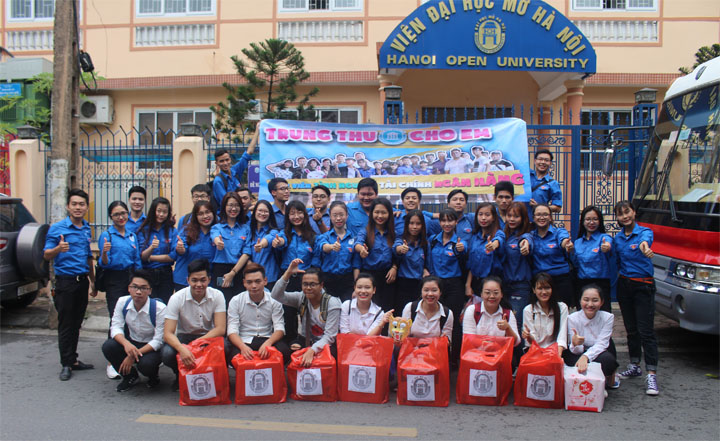 Món quà Trung thu yêu thương từ sinh viên Viện Đại học Mở Hà Nội