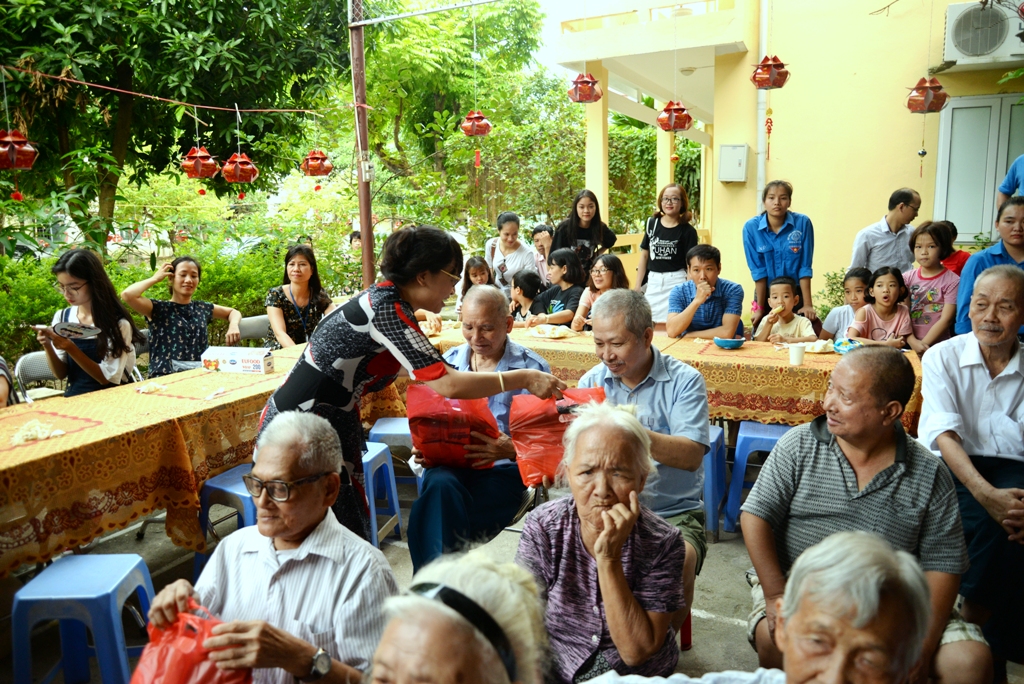 “Trung thu gắn kết” của thầy và trò khoa Luật