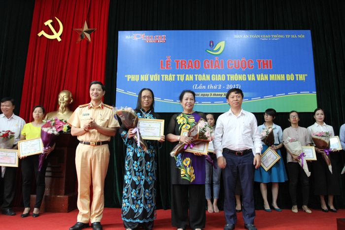 Trao giải cuộc thi viết “Phụ nữ với trật tự an toàn giao thông và văn minh đô thị”