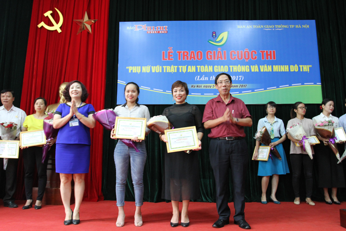 Trao giải cuộc thi viết “Phụ nữ với trật tự an toàn giao thông và văn minh đô thị”