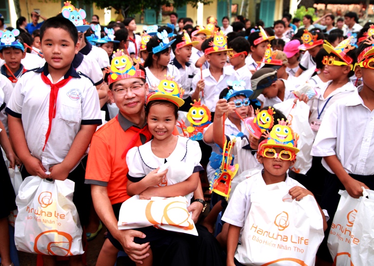 Hanwha Life Việt Nam tặng quà và vui Trung thu cùng trẻ em nghèo