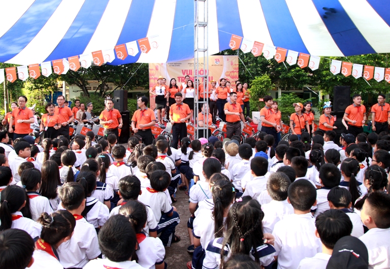Hanwha Life Việt Nam tặng quà và vui Trung thu cùng trẻ em nghèo