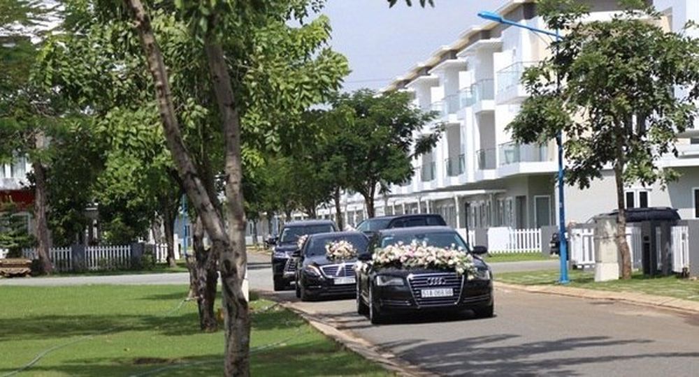 Dàn xe sang gần 20 tỷ xếp hàng chờ rước dâu Hoa hậu Việt Nam Đặng Thu Thảo