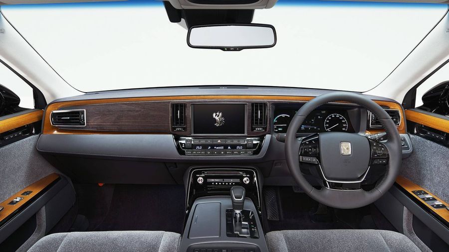 Toyota Century 2018 vẫn giữ phong cách cổ điển và tăng tính sang trọng