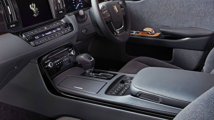 Toyota Century 2018 vẫn giữ phong cách cổ điển và tăng tính sang trọng
