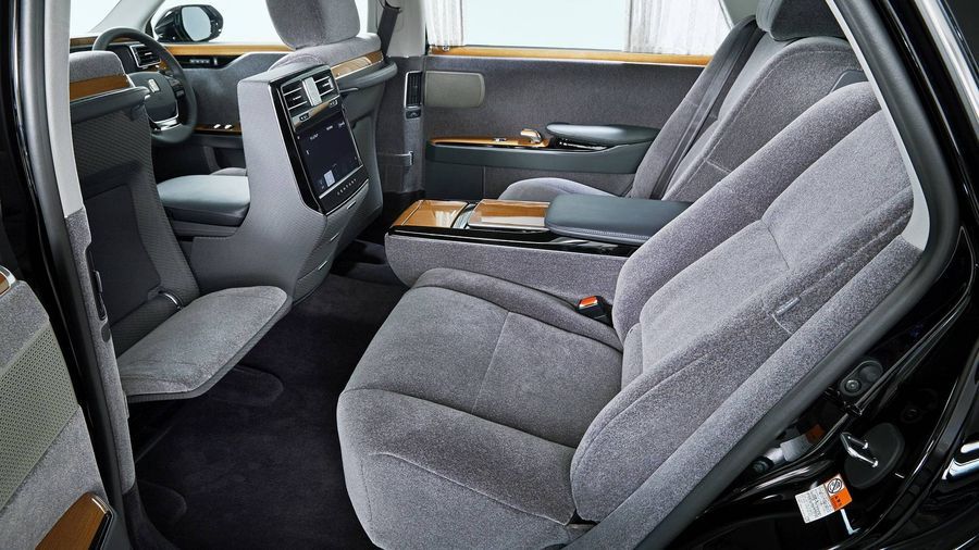 Toyota Century 2018 vẫn giữ phong cách cổ điển và tăng tính sang trọng