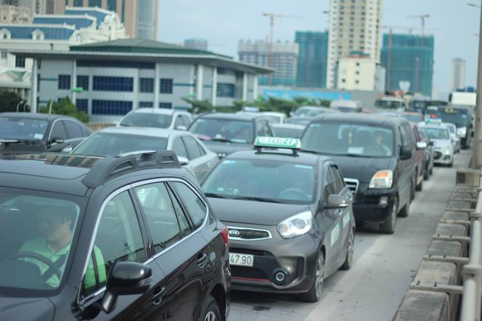 Hà Nội: Đâm vào đít xe ô tô trên đường vành đai 3, nam thanh niên tử vong tại chỗ