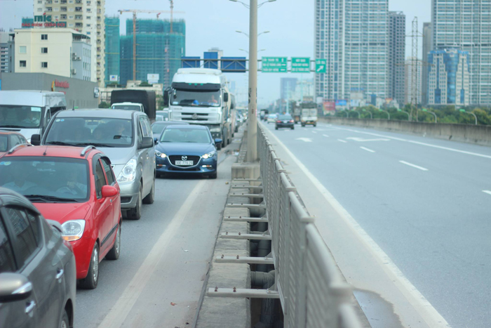 Hà Nội: Đâm vào đít xe ô tô trên đường vành đai 3, nam thanh niên tử vong tại chỗ