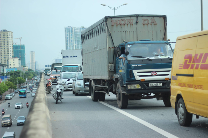 Hà Nội: Đâm vào đít xe ô tô trên đường vành đai 3, nam thanh niên tử vong tại chỗ