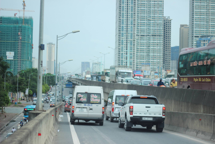 Hà Nội: Đâm vào đít xe ô tô trên đường vành đai 3, nam thanh niên tử vong tại chỗ