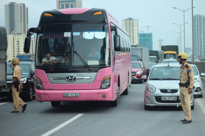 Hà Nội: Đâm vào đít xe ô tô trên đường vành đai 3, nam thanh niên tử vong tại chỗ