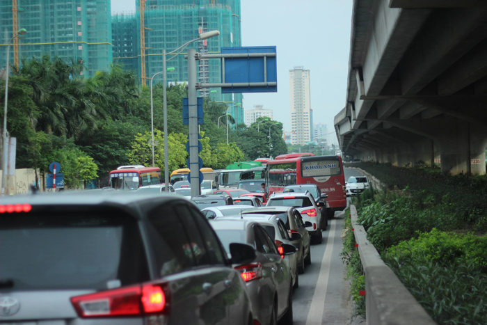 Hà Nội: Đâm vào đít xe ô tô trên đường vành đai 3, nam thanh niên tử vong tại chỗ