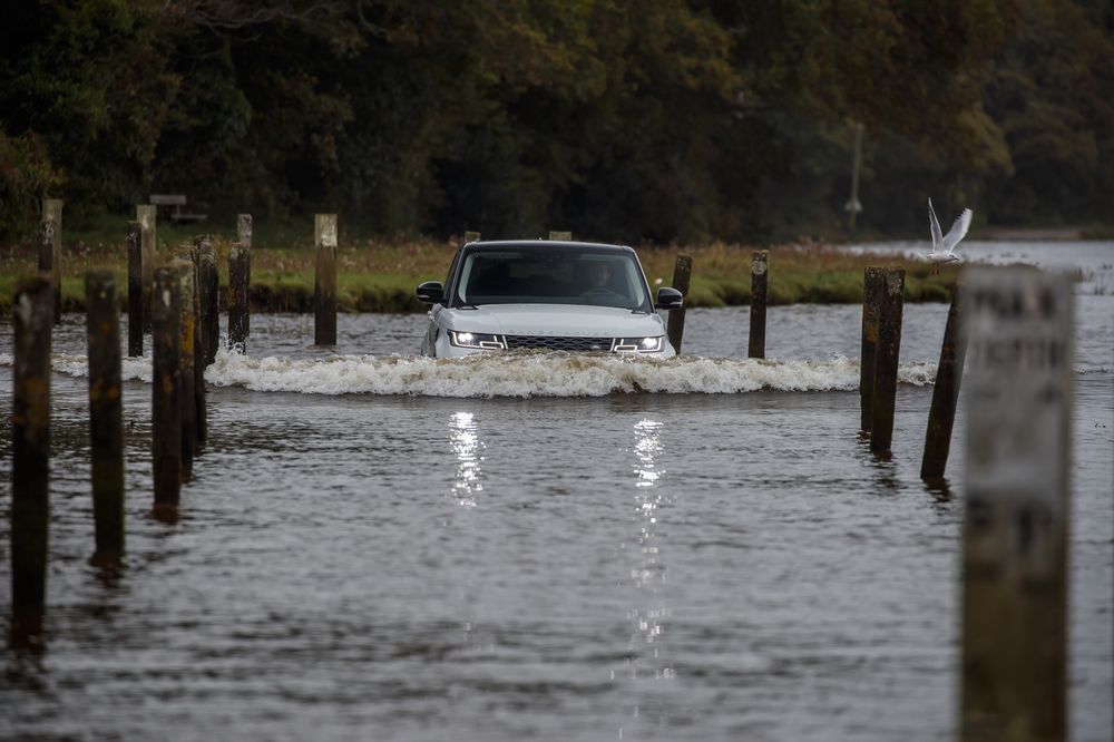 Range Rover Sport 2018 vượt biển