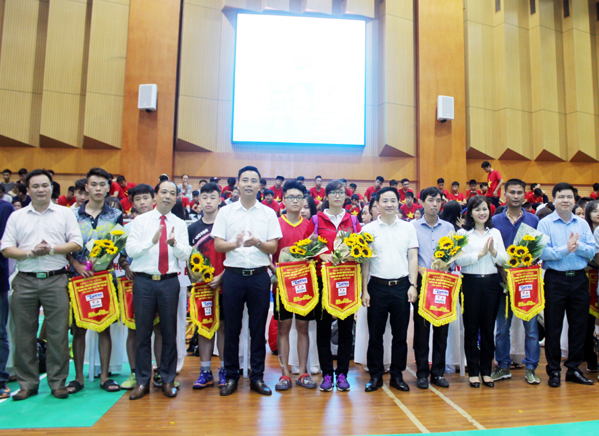 Tưng bừng khai mạc Giải cầu lông HSSV tranh cúp Báo Tuổi trẻ Thủ đô lần thứ IV