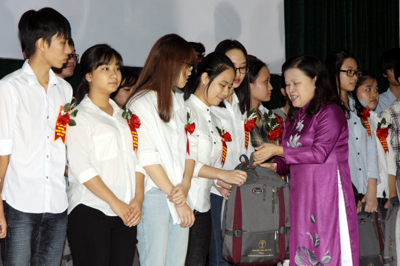 Gặp mặt và trao quà các tân sinh viên đỗ thủ khoa ngành Y, Dược các tỉnh phía Bắc