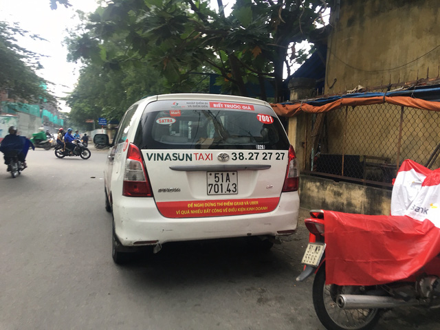 Vụ tài xế taxi dán khẩu hiệu phản đối Uber, Grab: Liệu có vi phạm Luật Cạnh tranh?