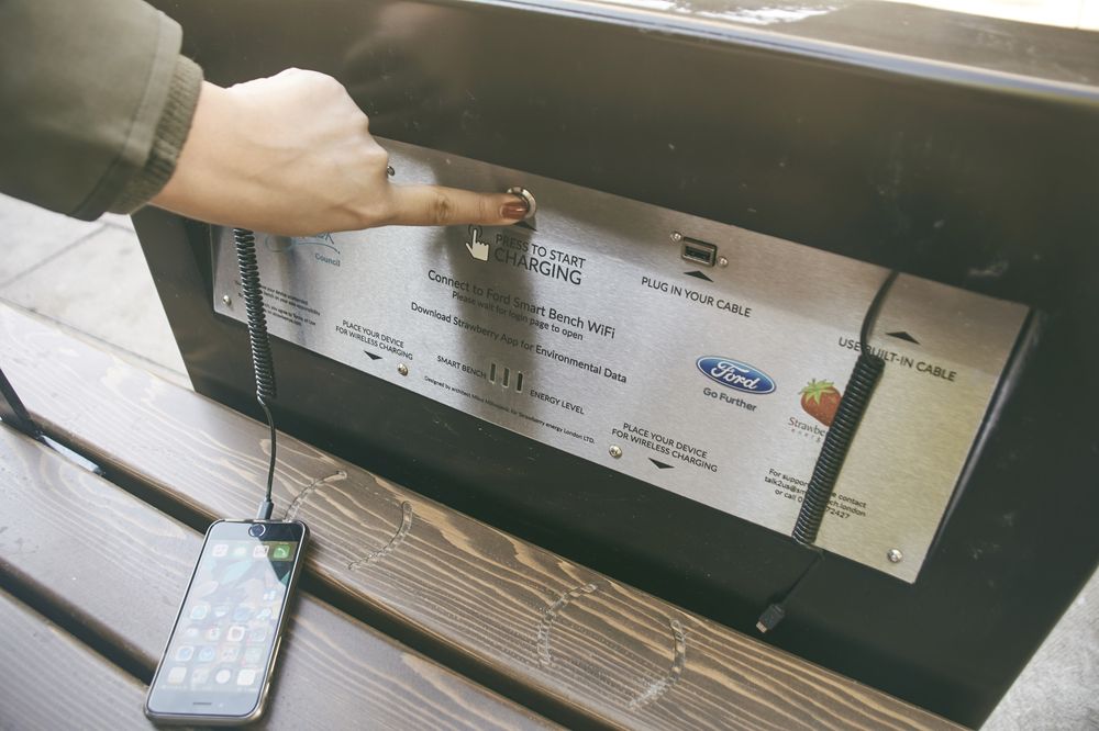 Kết nối wifi và sạc điện thoại qua băng ghế thông minh của Ford ở London