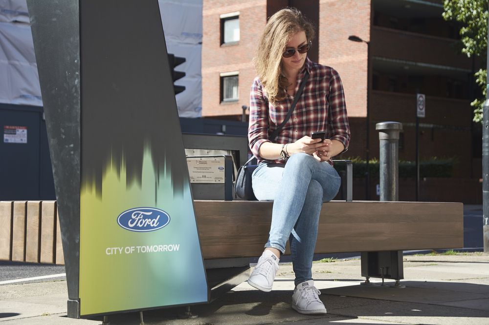 Kết nối wifi và sạc điện thoại qua băng ghế thông minh của Ford ở London