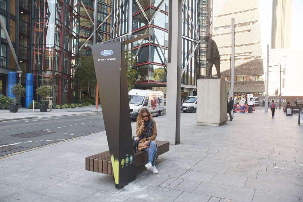 Kết nối wifi và sạc điện thoại qua băng ghế thông minh của Ford ở London