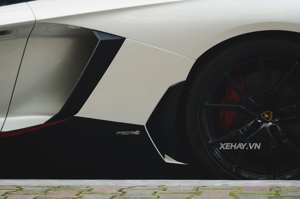 Siêu phẩm Lamborghini Aventador Roadster thứ hai tại Hà Nội tái xuất với dàn áo mới