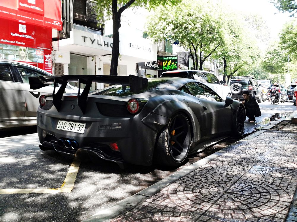 TP.HCM: Ferrari 458 độ Liberty Walk khoe dáng trên phố ngày cuối tuần