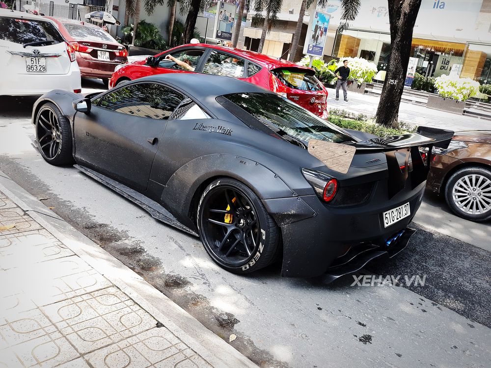 TP.HCM: Ferrari 458 độ Liberty Walk khoe dáng trên phố ngày cuối tuần