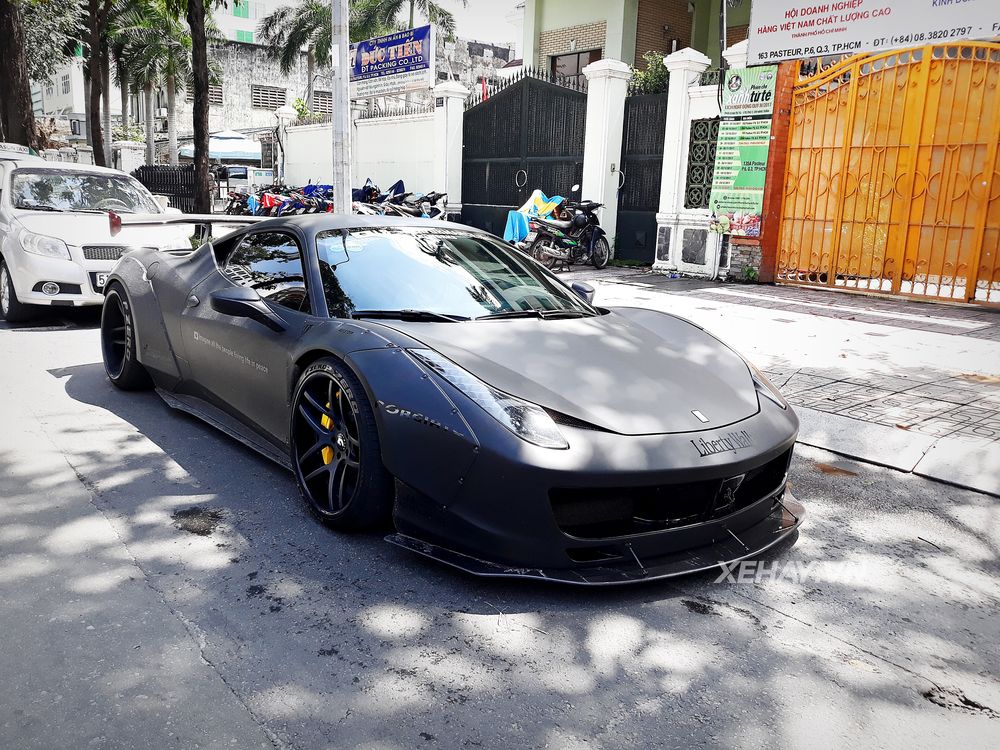 TP.HCM: Ferrari 458 độ Liberty Walk khoe dáng trên phố ngày cuối tuần