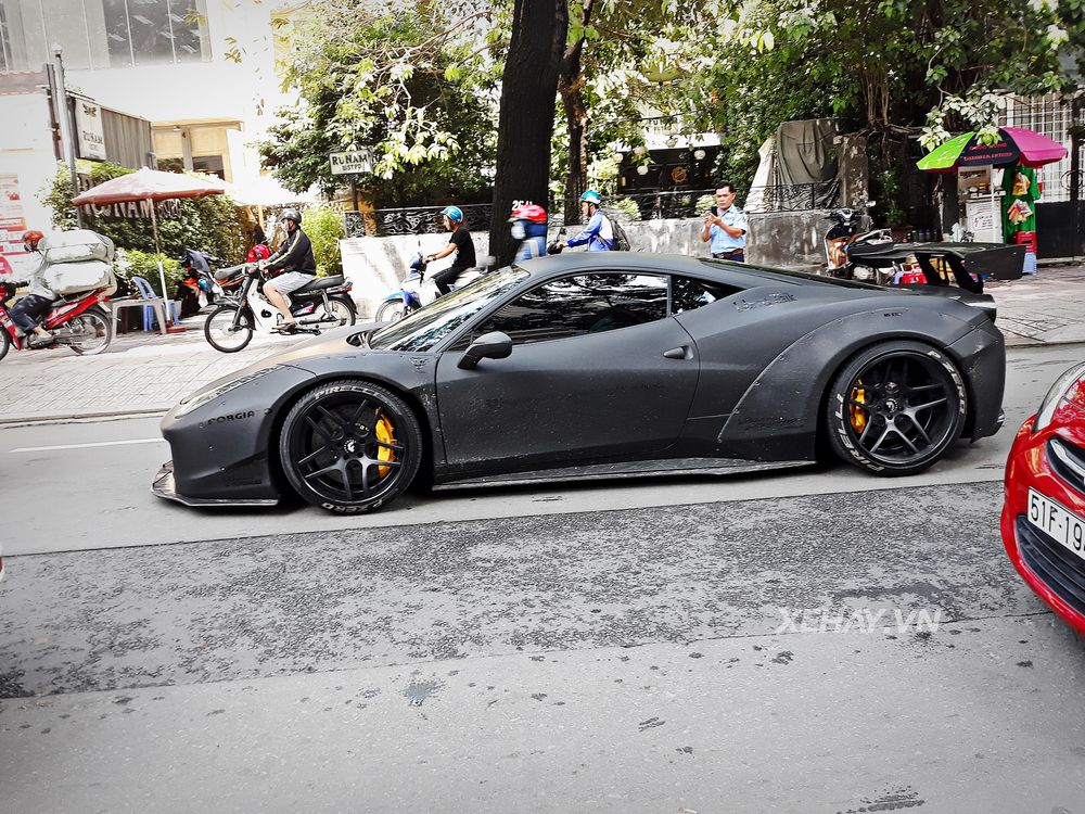 TP.HCM: Ferrari 458 độ Liberty Walk khoe dáng trên phố ngày cuối tuần