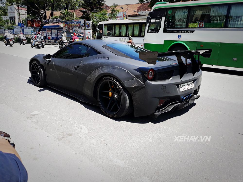 TP.HCM: Ferrari 458 độ Liberty Walk khoe dáng trên phố ngày cuối tuần