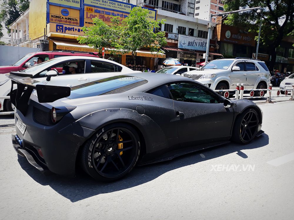 TP.HCM: Ferrari 458 độ Liberty Walk khoe dáng trên phố ngày cuối tuần
