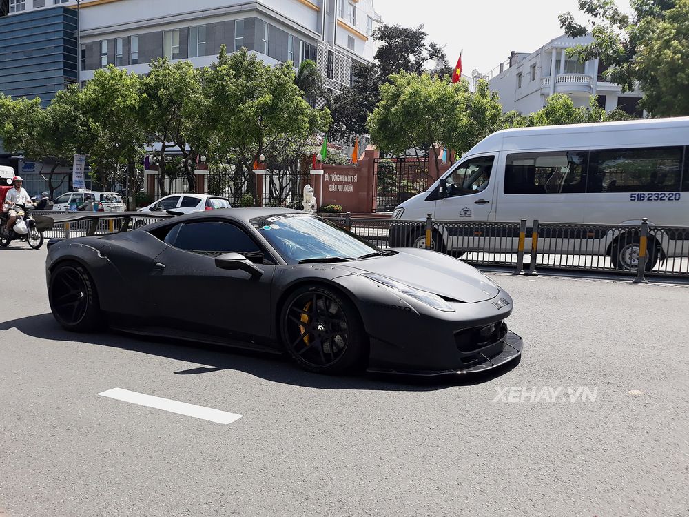 TP.HCM: Ferrari 458 độ Liberty Walk khoe dáng trên phố ngày cuối tuần